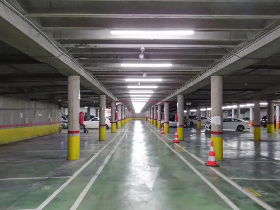 Interior del Parking Onda, aparcamiento subterráneo bajo la Plaza de España de Onda