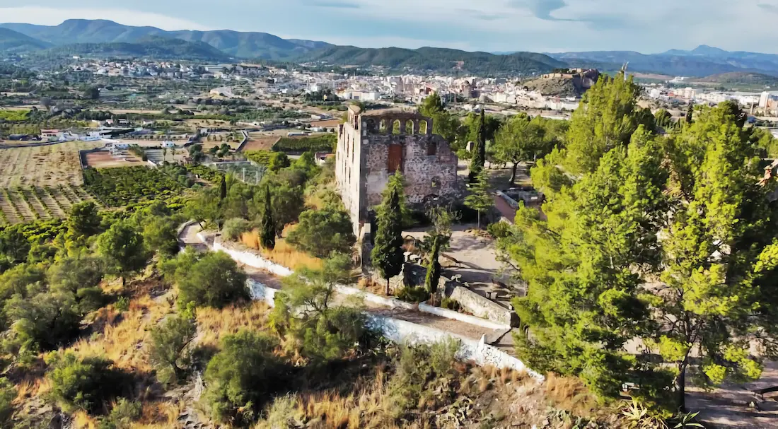 Vista aérea del Calvario de Onda con la torre de la ermita de Santa Catalina, la huerta y la sierra de Espadán al fondo