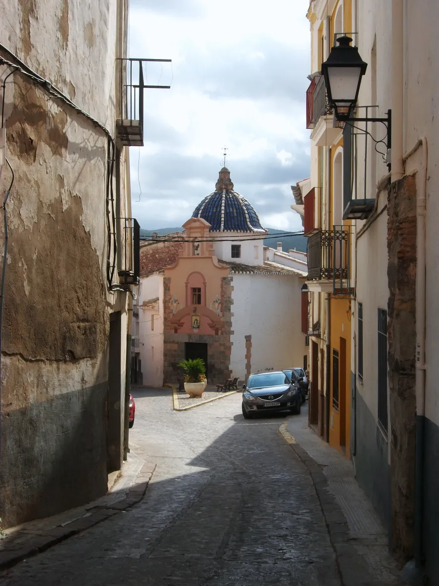 Calle de la Morería de Onda con la Capilla de San Vicente Ferrer al fondo, mostrando su cúpula de teja vidriada azul sobre el tejado