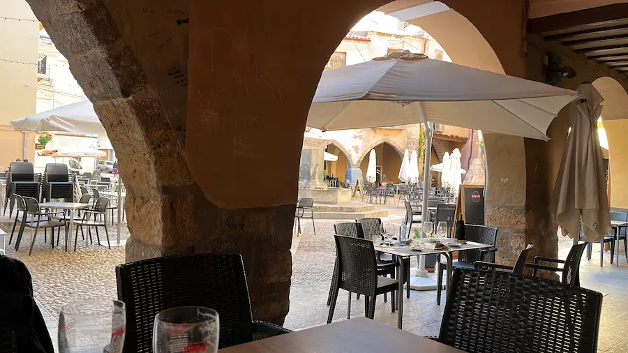 Arcos de los porxos en la Plaza del Almudín de Onda
