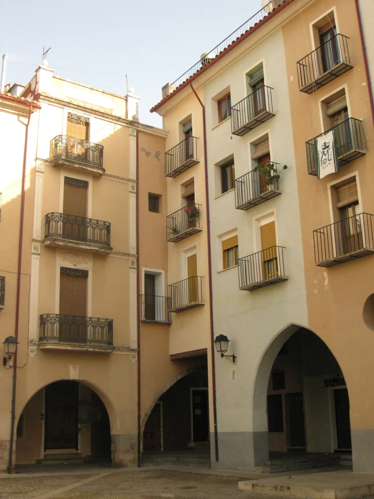 El Almudín medieval de Onda, con sus arcos y la plaza porticada