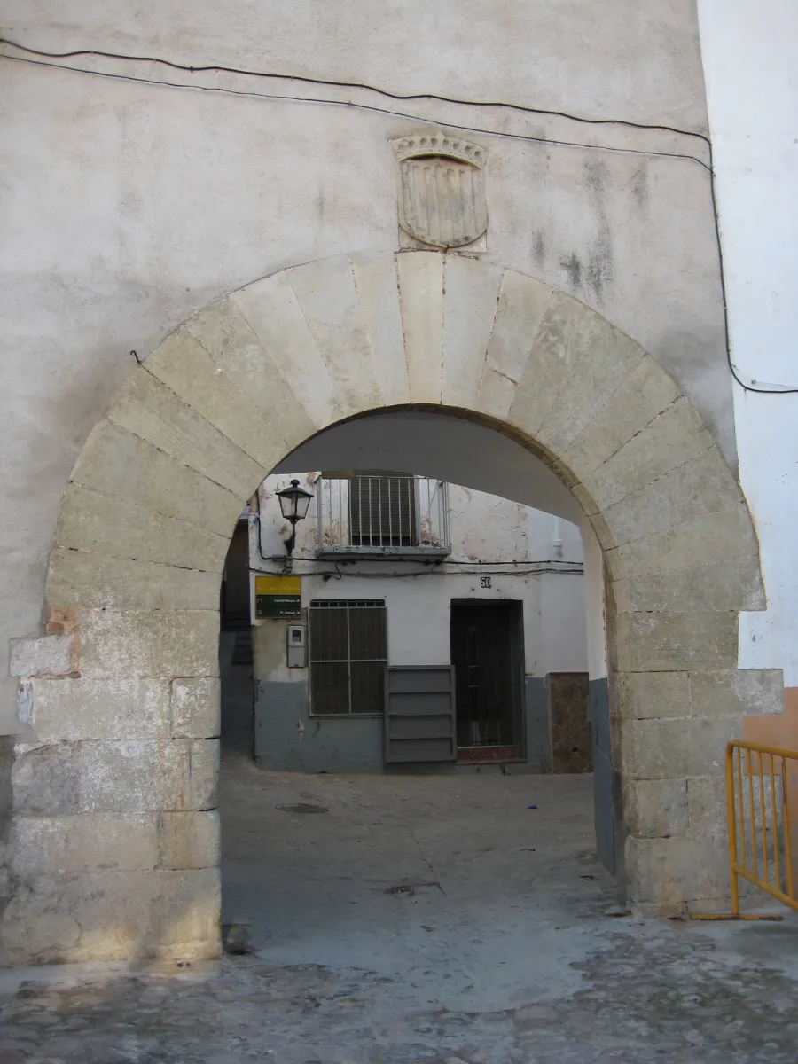 Portal de San Pedro de Onda, el único portal medieval conservado de la antigua ciudad amurallada, con el escudo de la Corona de Aragón tallado en la clave del arco