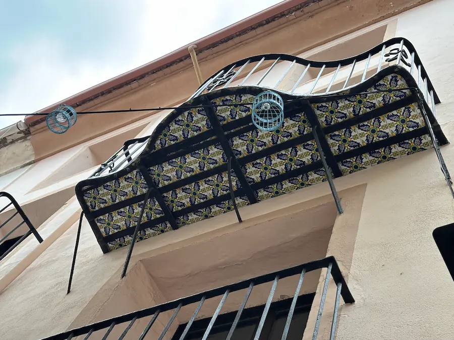 Sotabalcons cerámicos en la calle San Isidro del casco histórico de Onda