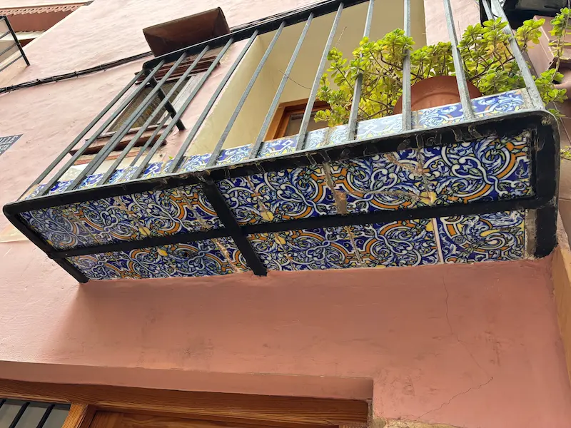 Sotabalcons cerámicos en el barrio árabe de Onda