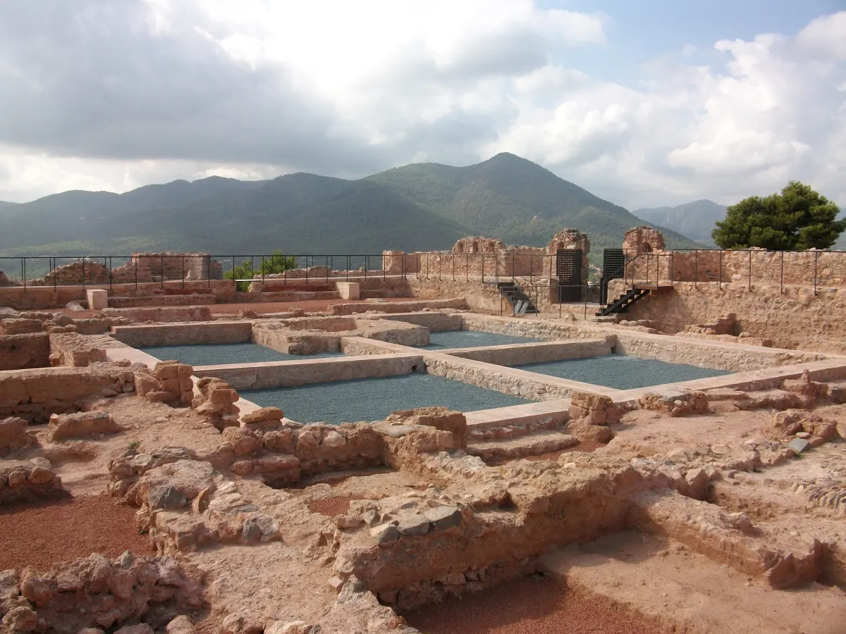 Ruinas de la alcazaba en el interior del recinto del Castillo de Onda