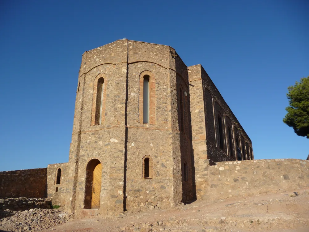 Detalle de torre con ventanas ojivales en el Castillo de las 300 Torres de Onda