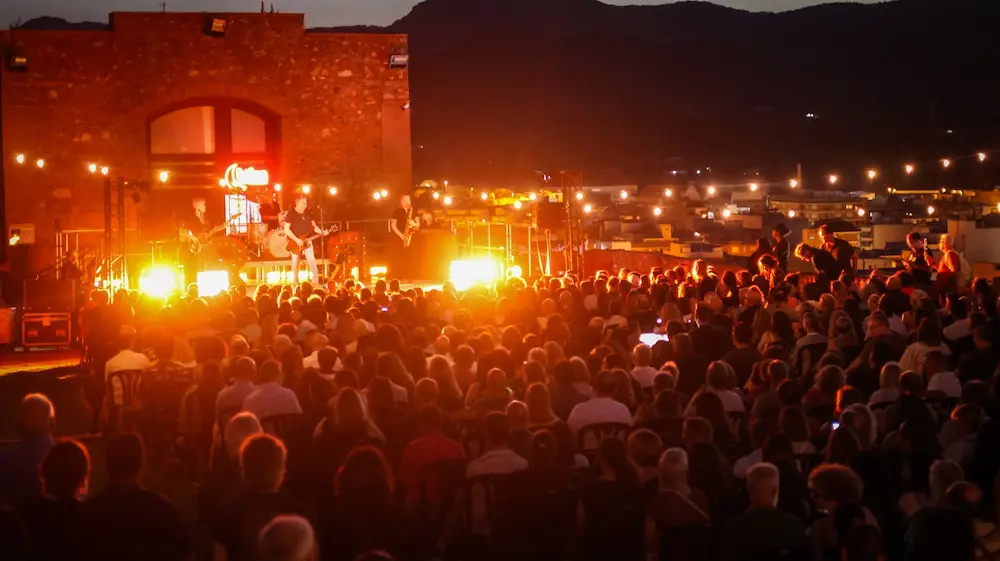 Concierto nocturno de Íntims al Castell en el Castillo de las 300 Torres de Onda, con el escenario iluminado y el público