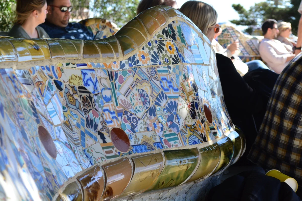 Detalle del trencadís cerámico del banco serpentino del Parc Güell de Barcelona, obra de Antoni Gaudí