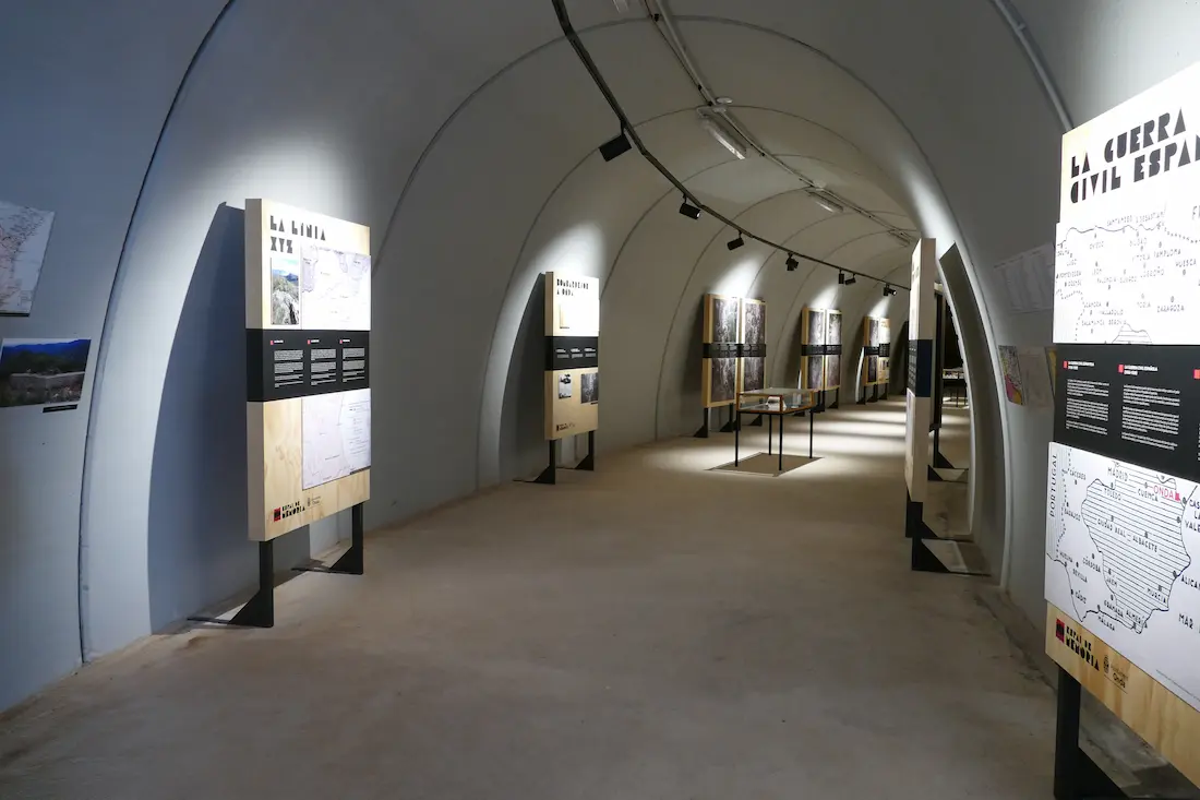 Túnel de entrada de la Cueva del Algepsar acondicionado como sala de exposición, con paneles informativos