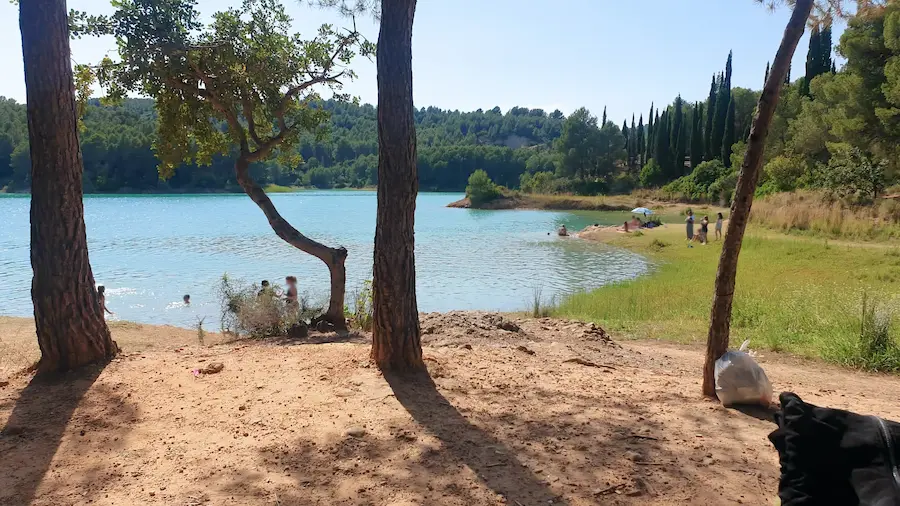 Vista del embalse del Sichar desde la orilla entre pinos