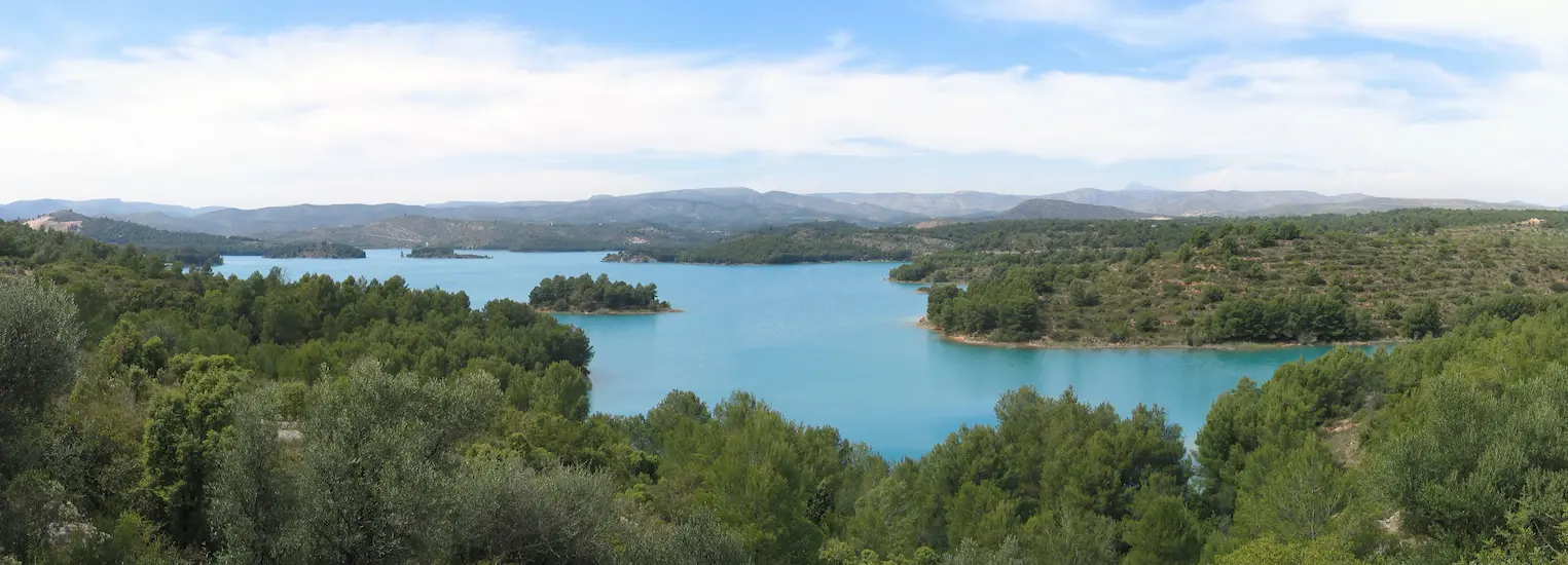 Vista panorámica de la orilla del embalse del Sichar con el pantano de Onda al fondo