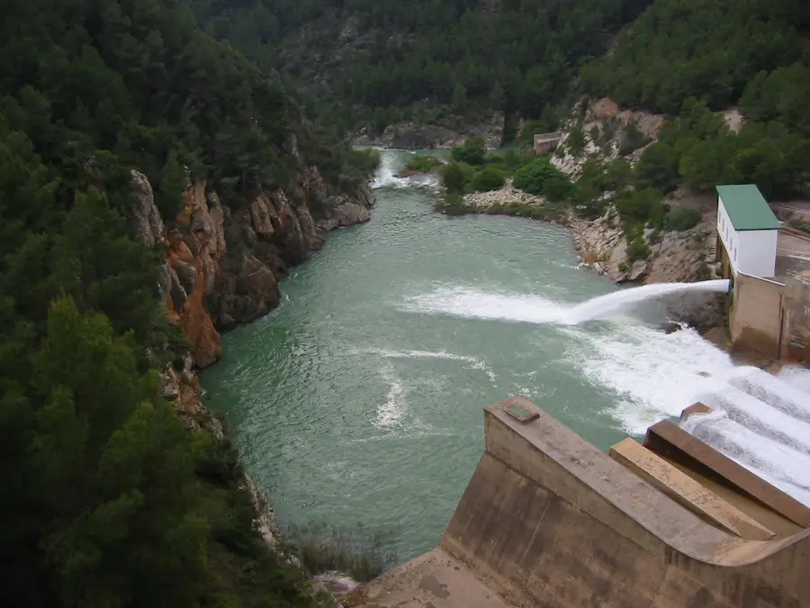 Presa del embalse del Sichar con agua cayendo por los aliviaderos