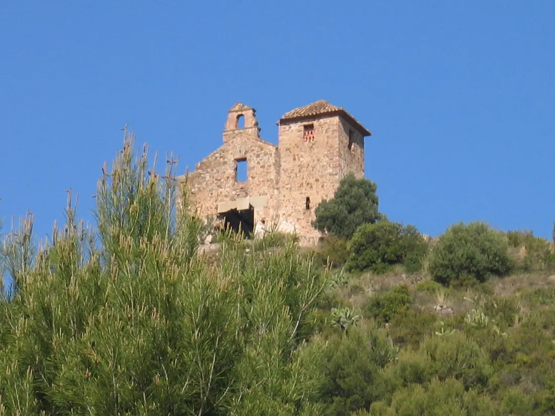 Ermita de Santa Bàrbara en la ladera del Montí con el castillo de Onda al fondo