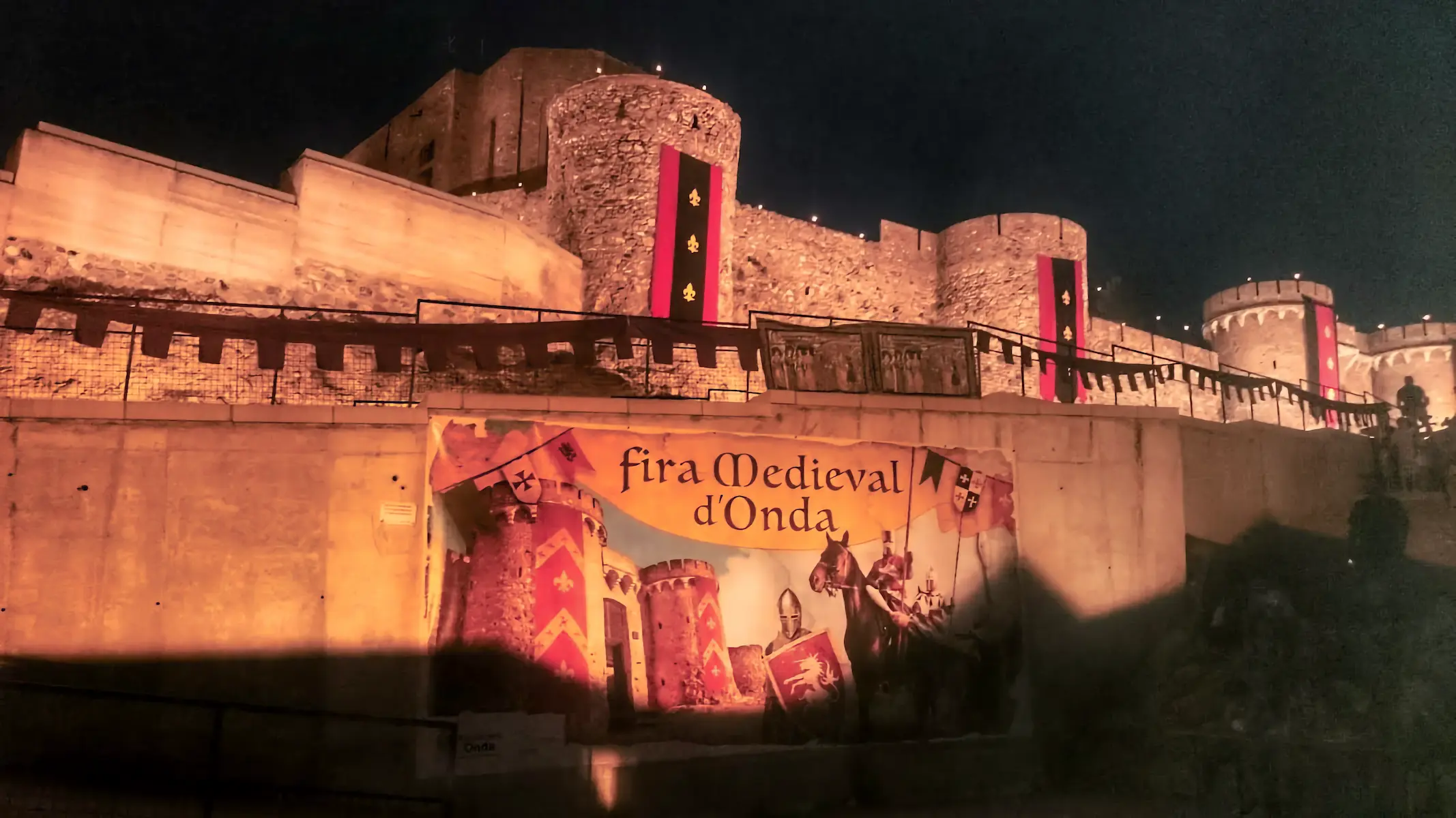 El Castillo de las 300 Torres iluminado durante la Feria Medieval de Onda