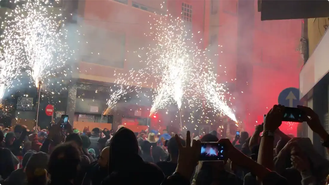 Correfocs en la Fira d'Onda: participantes con antorchas y fuego en las calles durante la fiesta