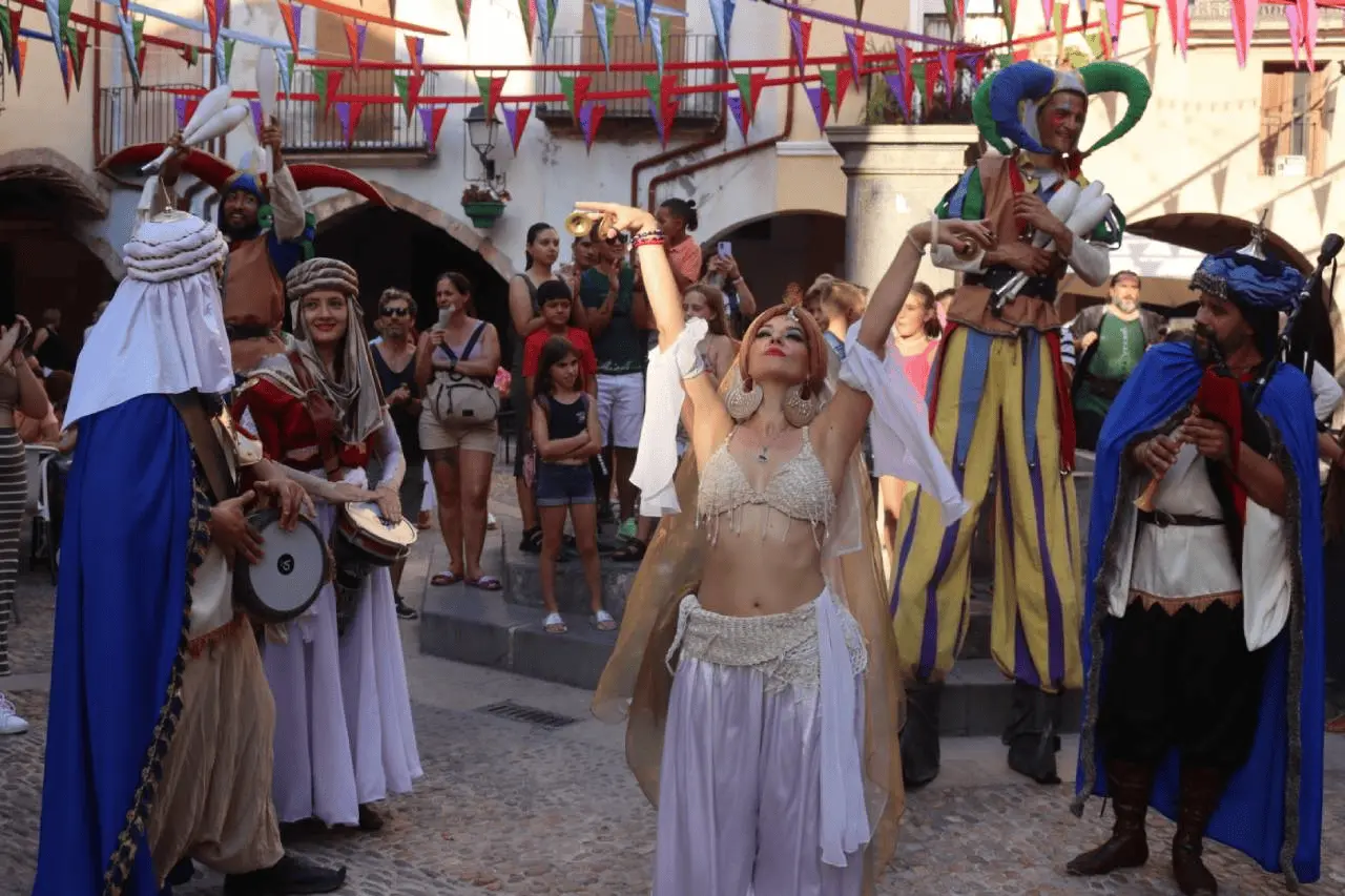 Bailarina oriental, músicos y zanquistas medievales actuando en el casco histórico de Onda durante la Feria Medieval