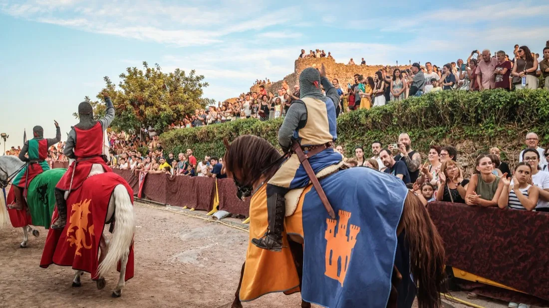Jinetes a caballo saludando al público durante el torneo ecuestre de la Feria Medieval de Onda