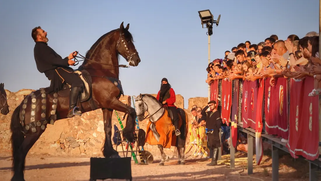 Jinete realizando doma artística ante el público en el castillo de Onda durante la Feria Medieval