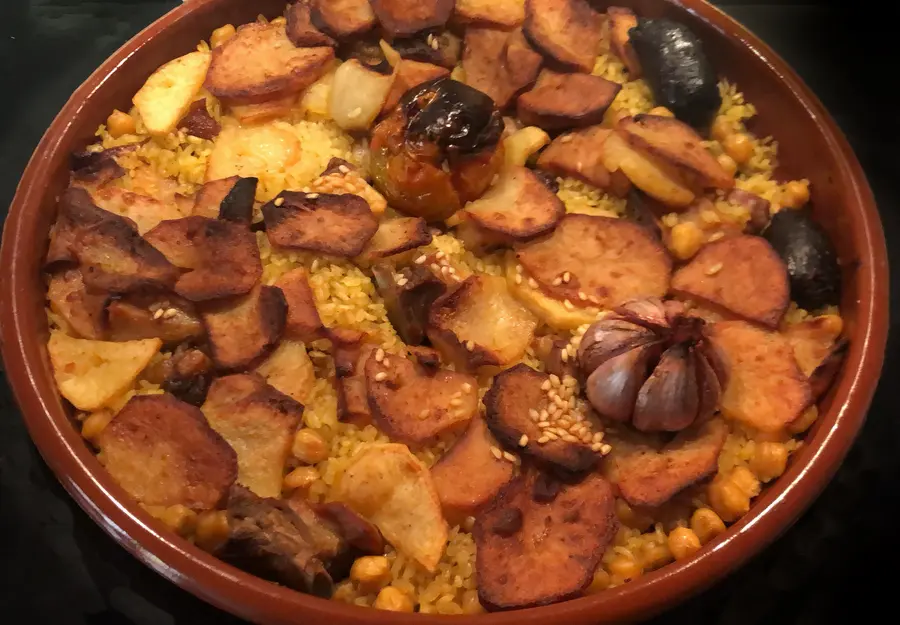 Arròs al forn, arroz al horno en cazuela de barro con costillas, chorizo y garbanzos