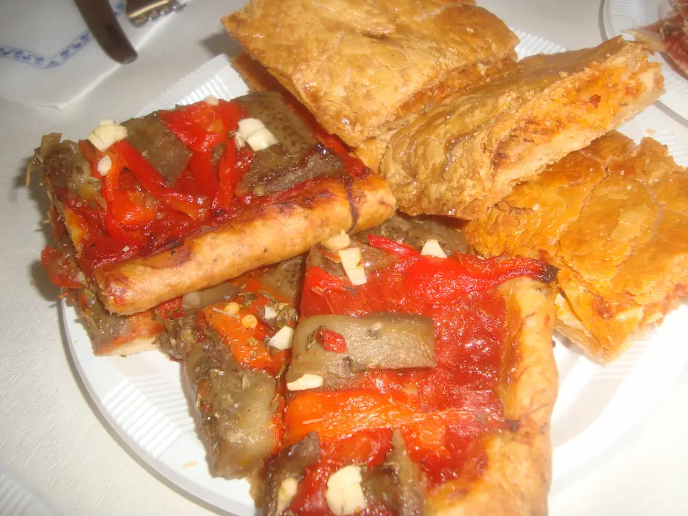 Coca de tomate tapada y coca de pimientos, cocas saladas tradicionales de la provincia de Castellón