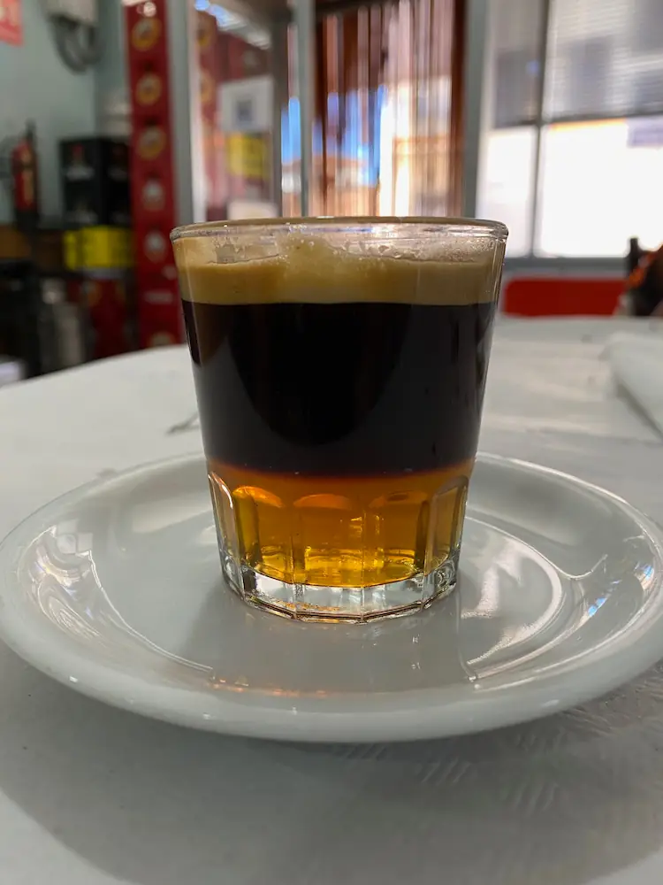 Cremaet valenciano, el carajillo flameado típico del almuerzo