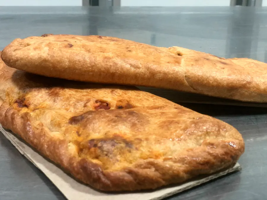 Pastís d'Onda, pastel salado tradicional de masa hojaldrada con relleno de verduras, atún y huevo duro