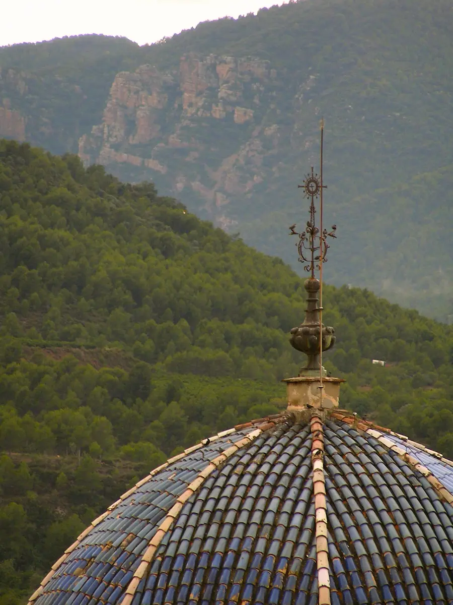 Iglesia de la Asunción de Onda con las montañas al fondo