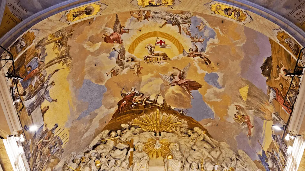 Fresco del ábside de la Iglesia de la Asunción de Onda, con ángeles, el Cordero de Dios y escenas bíblicas en la bóveda semicircular sobre el retablo mayor dorado