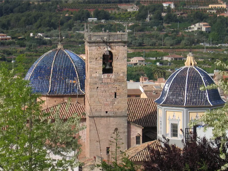 Vista exterior de la Iglesia de la Asunción de Onda desde la Plaza de la Sinagoga, con la portada barroca de 1854 y la torre campanario gótica del siglo XIV