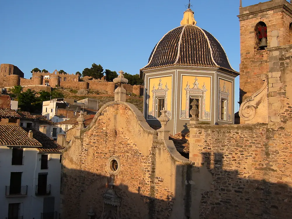 Iglesia de la Asunción y castillo de Onda vistos desde el casco histórico