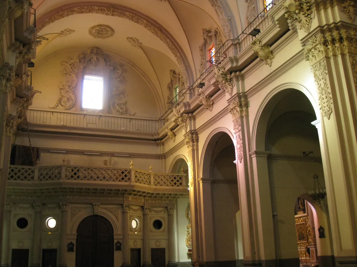 Nave central de la Iglesia de la Asunción de Onda con bóveda de cañón, tribunas y el coro poligonal al fondo