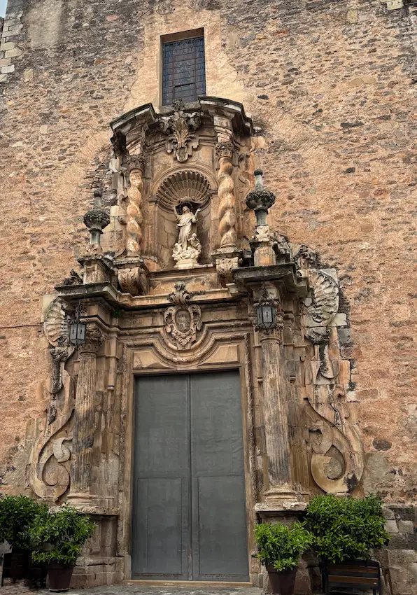 Portada barroca de la Iglesia de la Asunción de Onda, con columnas corintias en el cuerpo inferior y columnas salomónicas en el superior, tallada en piedra en 1854
