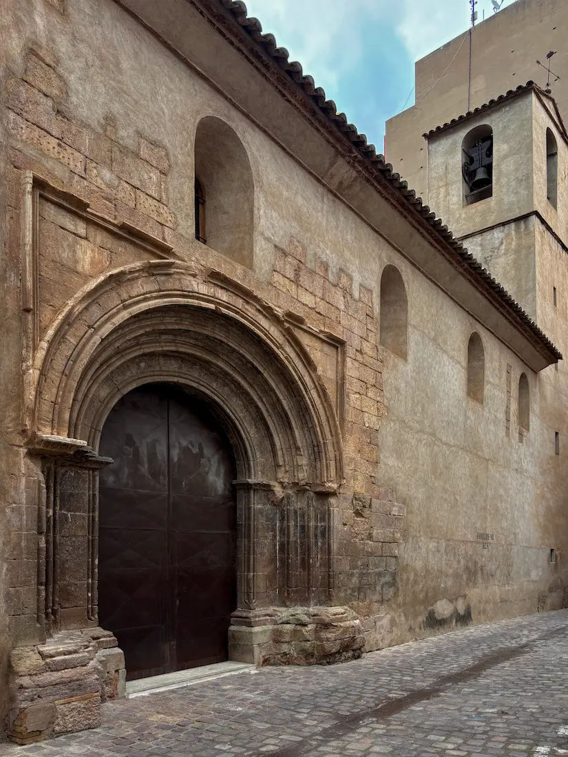 Portada románica de la Iglesia de la Sangre de Onda, con arco de medio punto y dovelas de piedra