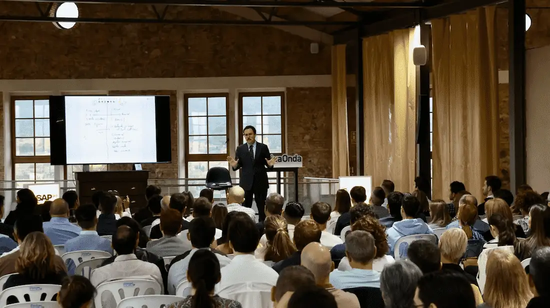 Conferencia en La Campaneta con ponente ante el público, en la nave de la antigua fábrica cerámica de Onda