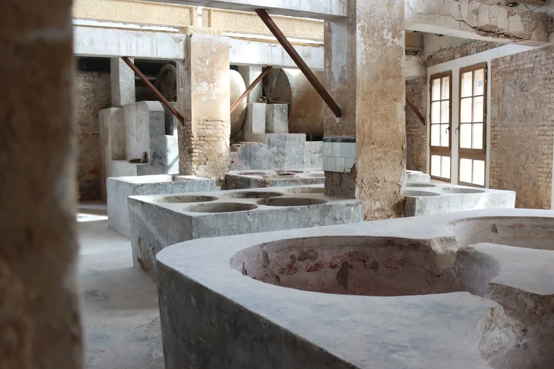 Interior de La Campaneta con las cubas circulares de preparación de arcilla de la antigua fábrica cerámica, conservadas in situ