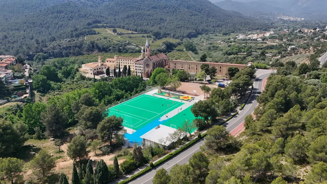 Vista aérea de la MICO Gaming Zone junto al convento del Carmen de Onda, con las pistas deportivas y la zona infantil en primer plano