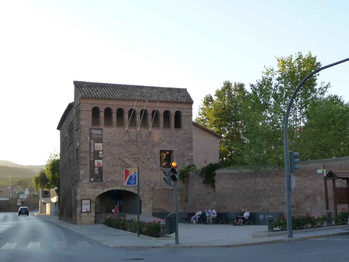 Fachada lateral del Molí de la Reixa, con muros de mampostería y ventanas de arco, en Onda