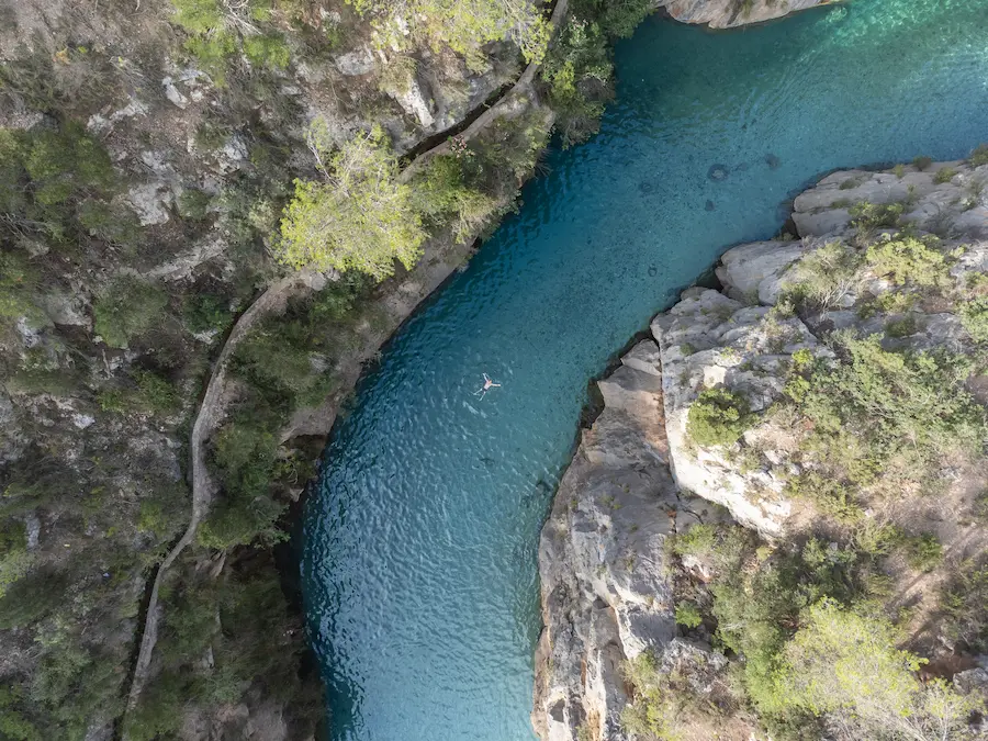 Vista aérea del río Mijares con aguas termales turquesas en el cañón de Montanejos, Castellón
