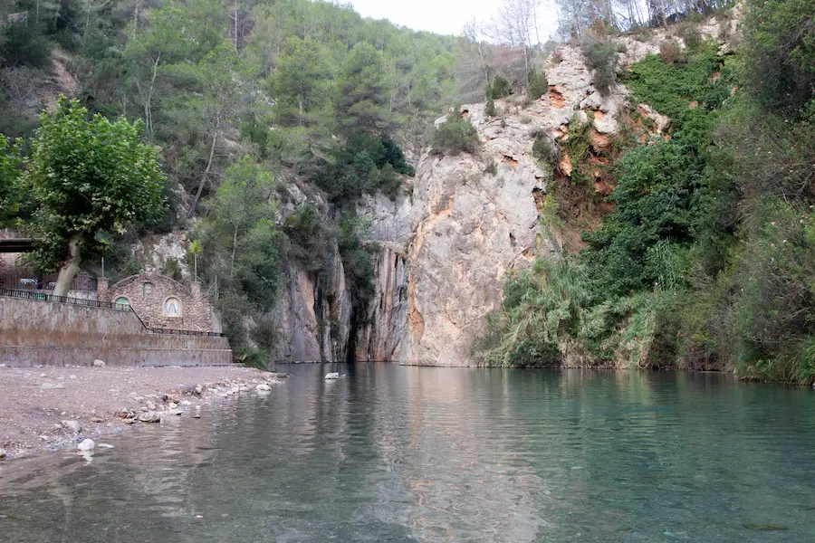 Manantial termal de la Fuente de los Baños de Montanejos con paredes de caliza y agua turquesa