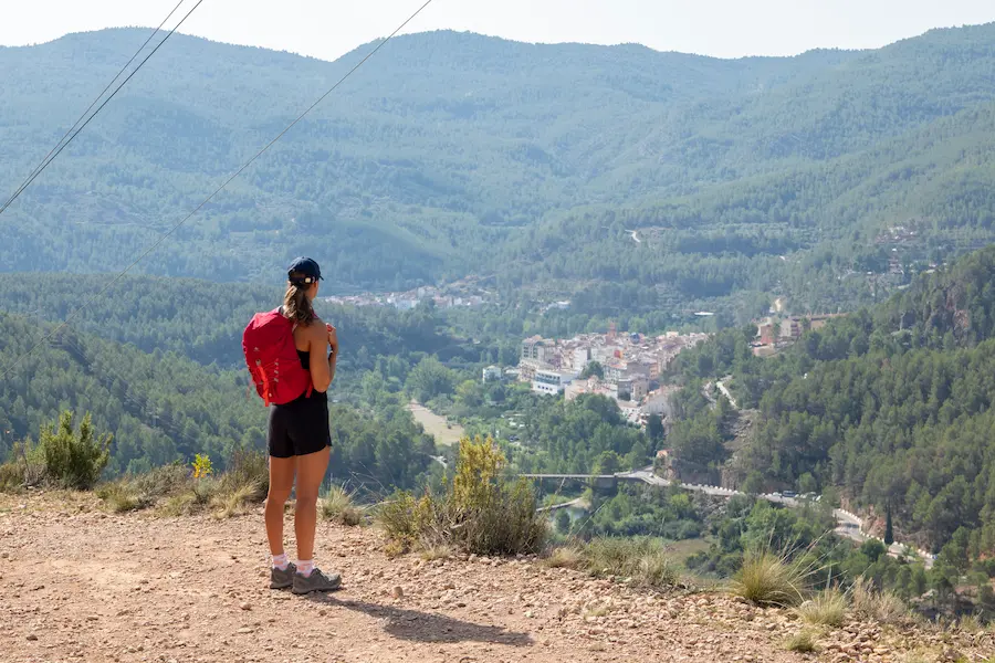 Senderista con vistas al pueblo de Montanejos y el valle del río Mijares desde la Ruta de los Estrechos