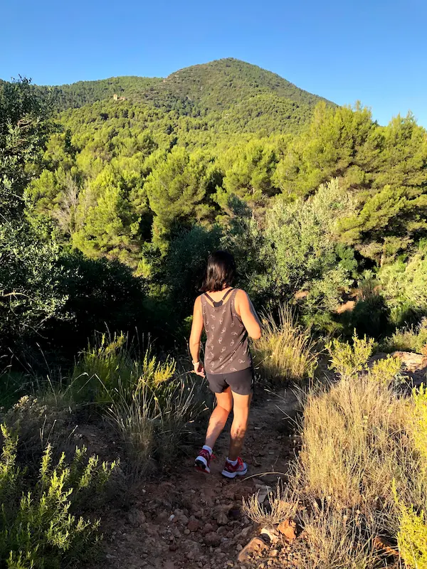 Camino de ascenso entre alcornoques hacia la ermita de Santa Bàrbara en el Montí