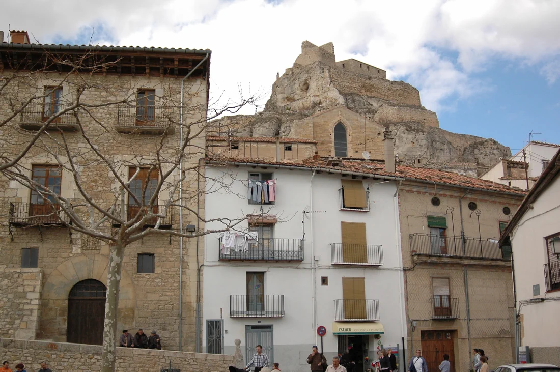 Casas tradicionales de Morella con el castillo medieval sobre el peñasco al fondo, casco histórico de Els Ports, Castellón