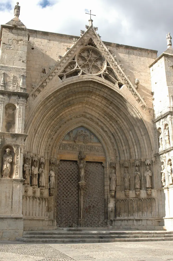 Pórtico de los Apóstoles de la Basílica de Santa María la Mayor de Morella, portada gótica de los siglos XIV-XVI, Els Ports