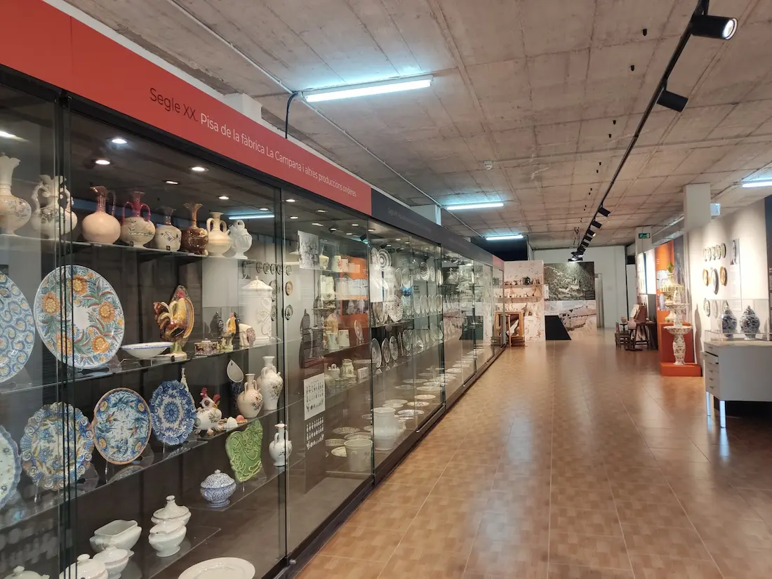 Vitrina con cerámica del siglo XX de la fábrica La Campaña y otras producciones ondenses, Museu del Taulell