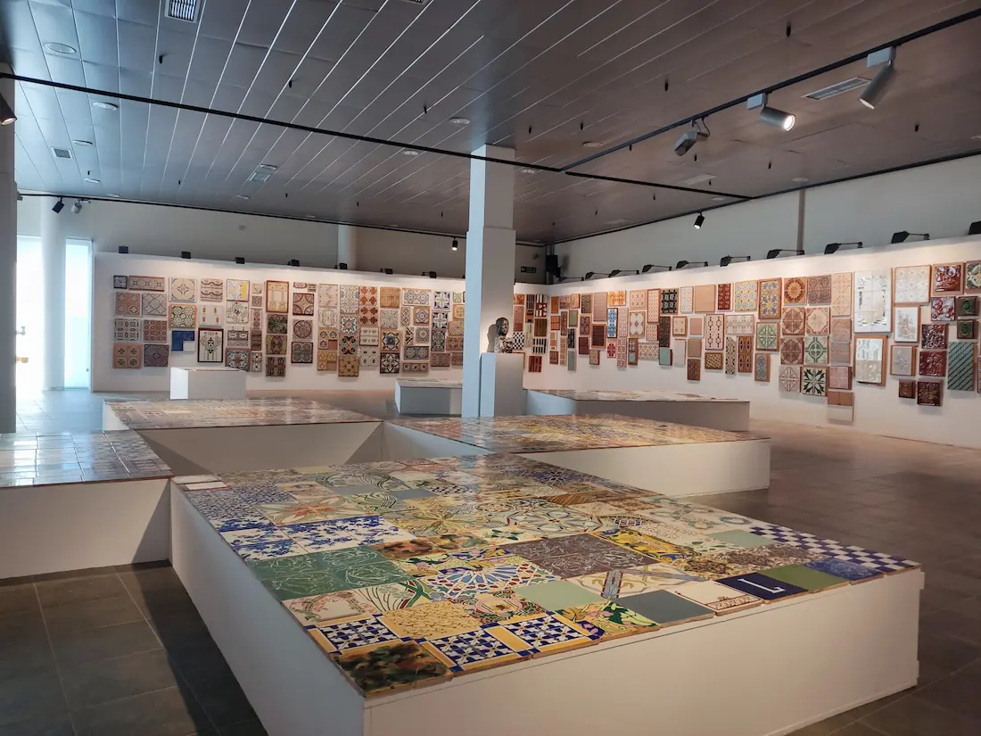 Sala principal del Museu del Taulell con plafones y azulejos históricos expuestos en paredes y mesas