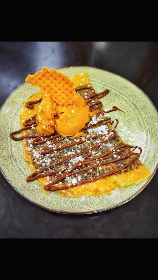 Gofre con helado de mango y sirope de chocolate en Almudí by Iracema