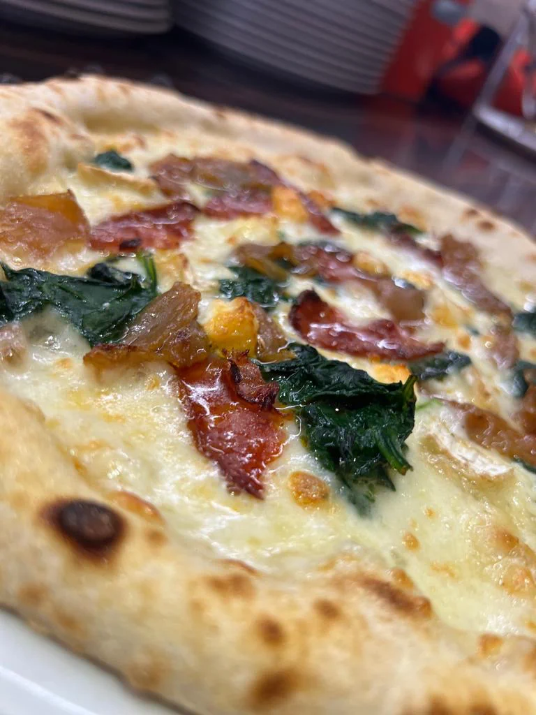Pizza base blanca con espinacas y bacon