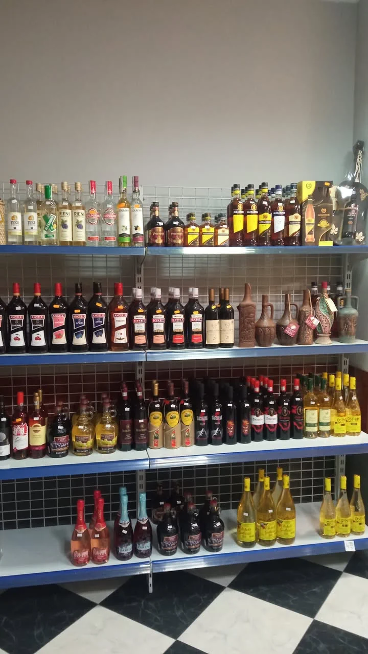 Variedad de artículos en Minimarket Anisia, Onda
