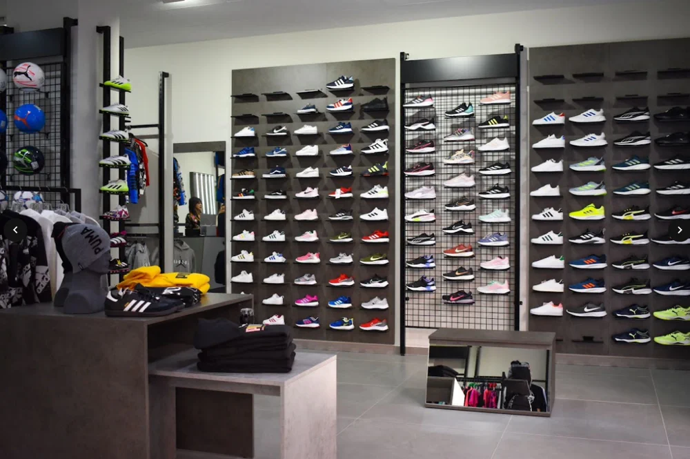 Interior con expositor de calzado deportivo