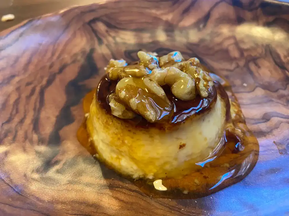 Postre flan con nueces en Ateneo Barra Bar, Onda